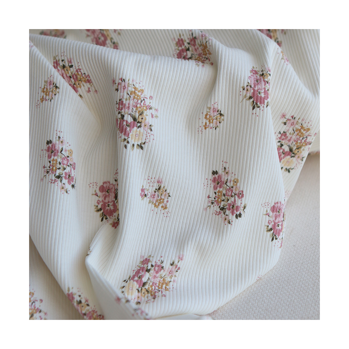 Jersey coton côtes fines à motif fleuri rose