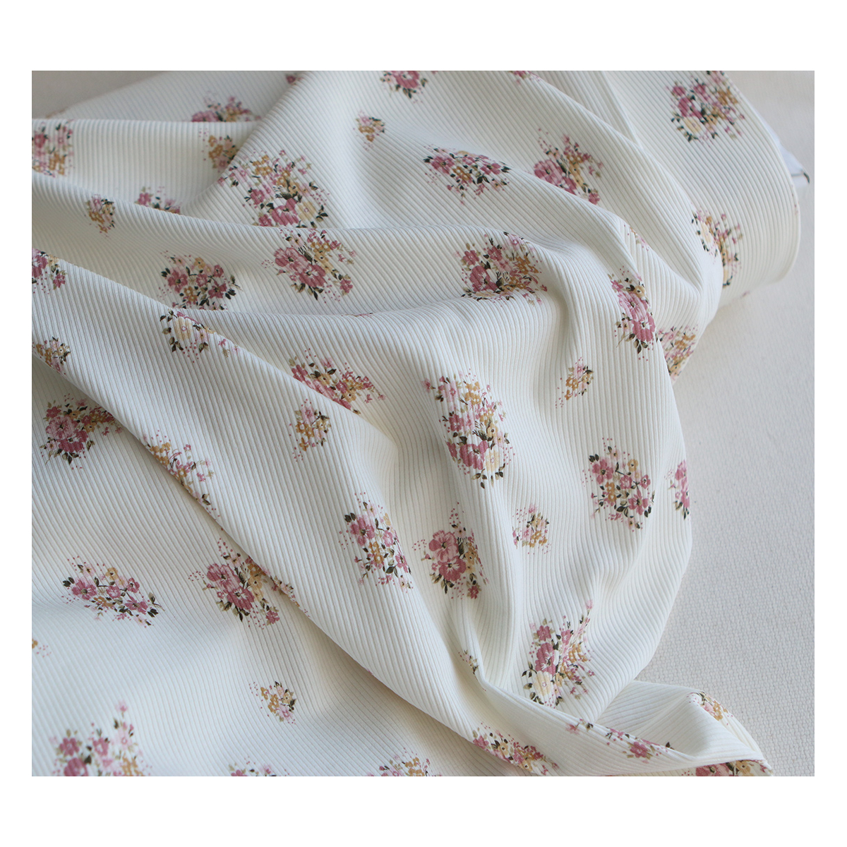 Jersey coton côtes fines à motif fleuri rose