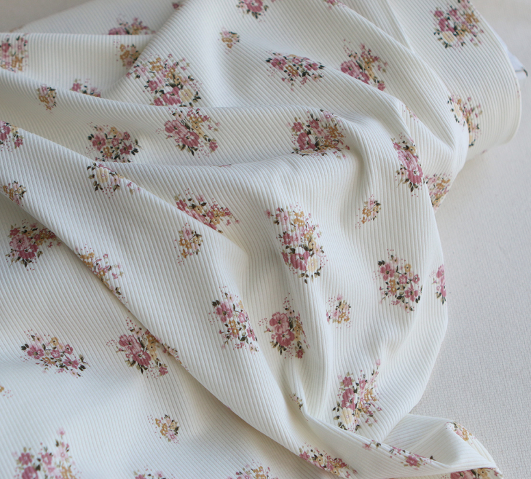 Jersey coton côtes fines à motif fleuri rose