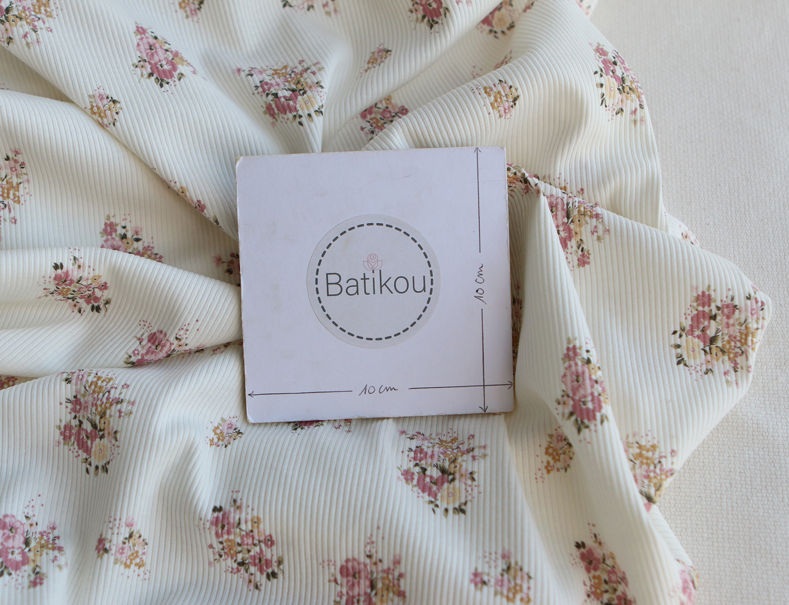 Jersey coton côtes fines à motif fleuri rose