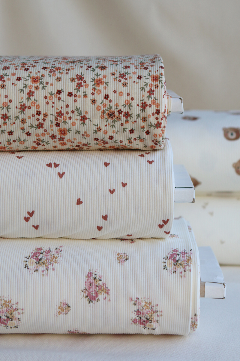 Jersey coton côtes fines à motif fleuri rose