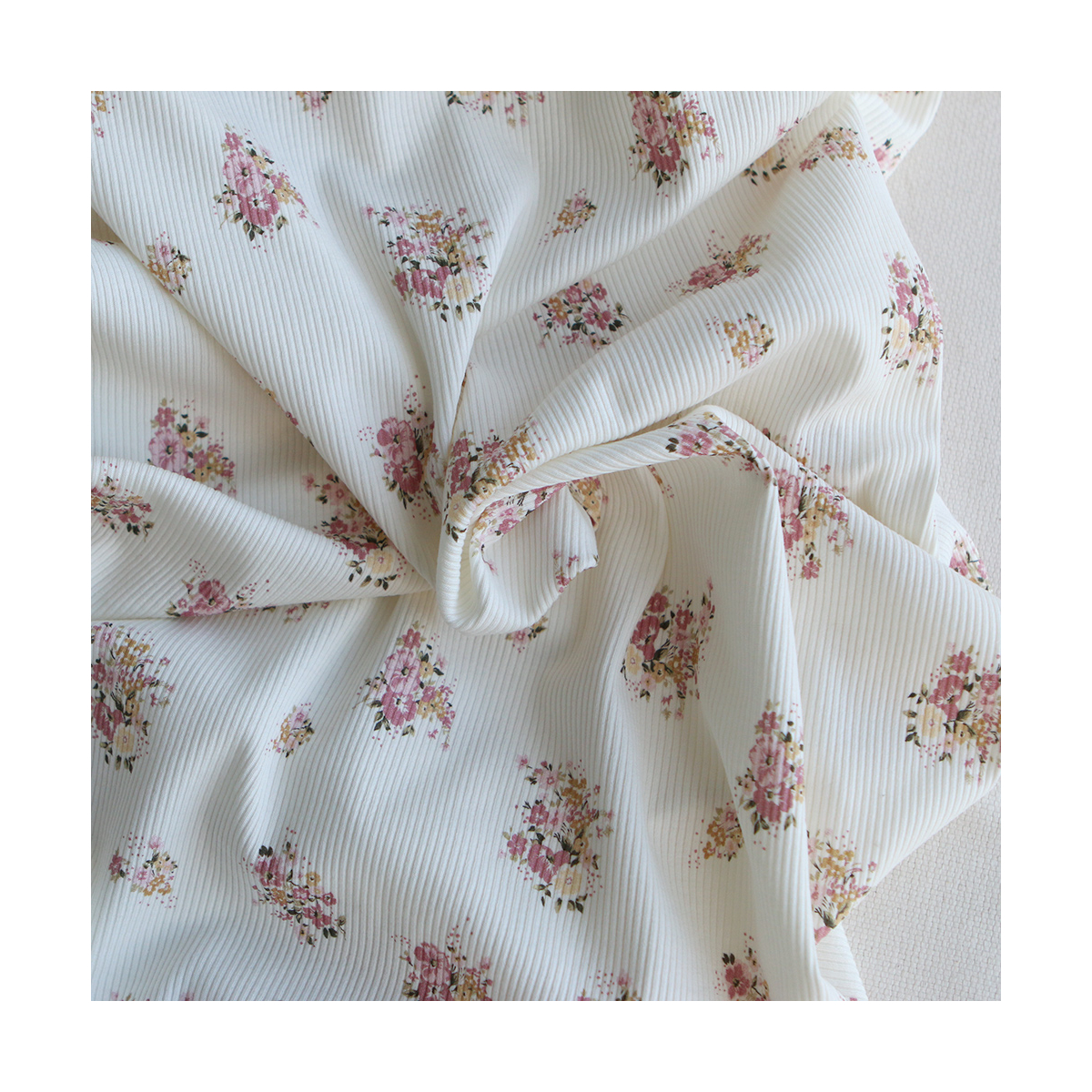 Jersey coton côtes fines à motif fleuri rose