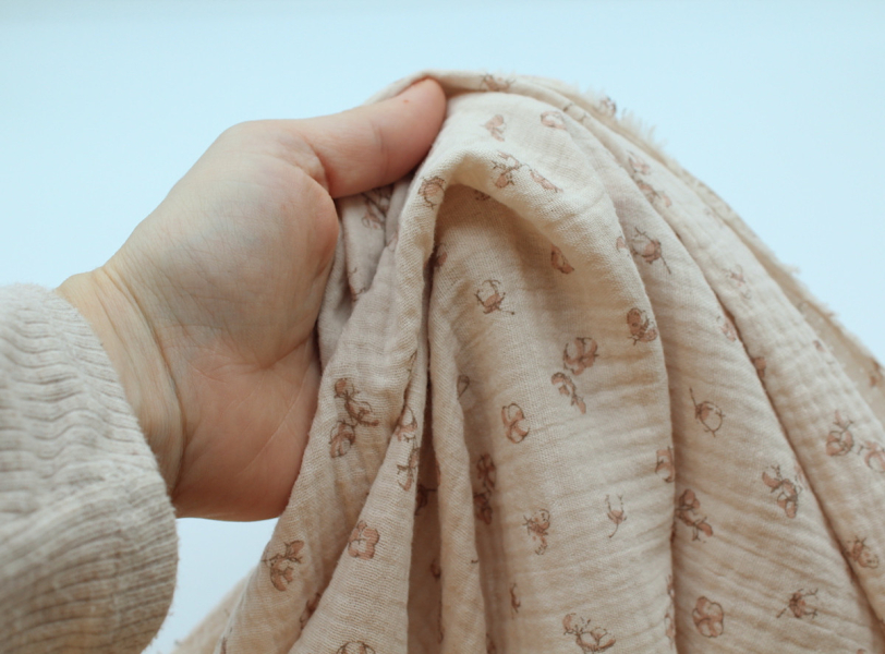 Double gaze de coton coloris nude naturel à motifs fleurs de coton 2