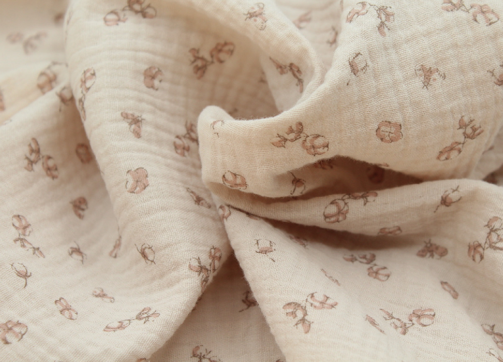 Double gaze de coton coloris nude naturel à motifs fleurs de coton