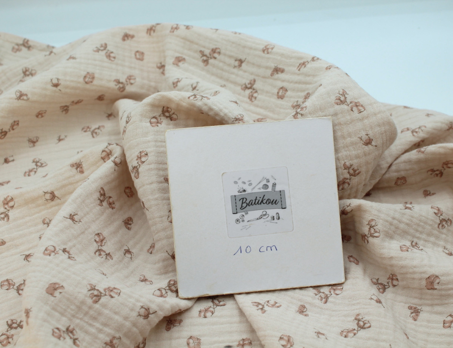 Double gaze de coton coloris nude naturel à motifs fleurs de coton