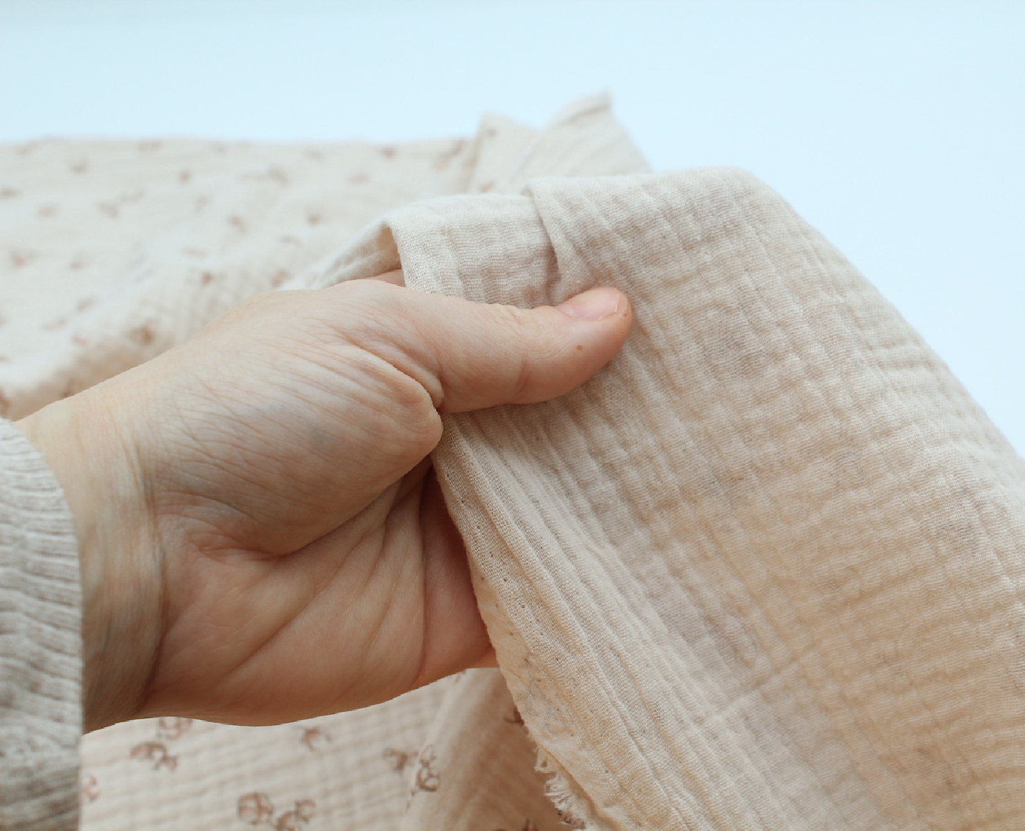 Double gaze de coton coloris nude naturel à motifs fleurs de coton