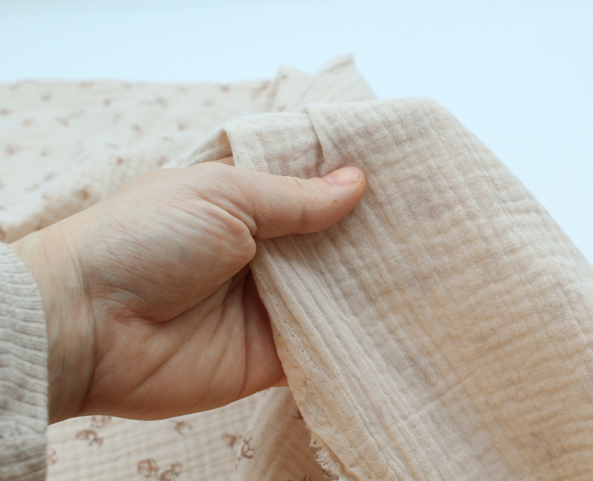 Double gaze de coton coloris nude naturel à motifs fleurs de coton