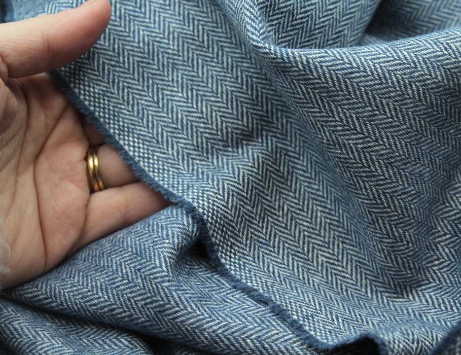 Tissu chevron texturé coton / laine coloris bleu jean