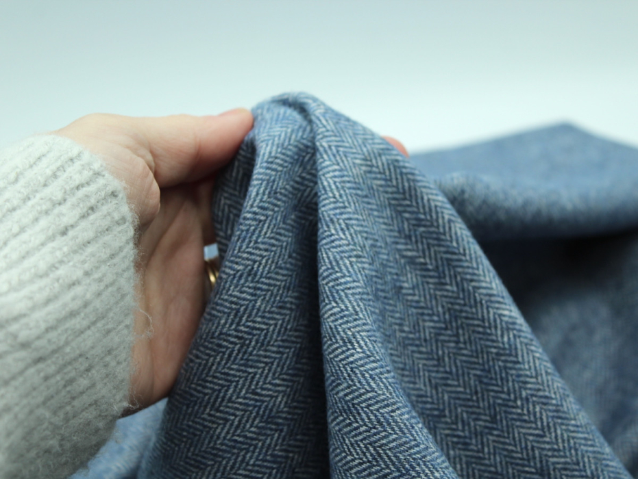 Tissu chevron texturé coton / laine coloris bleu jean
