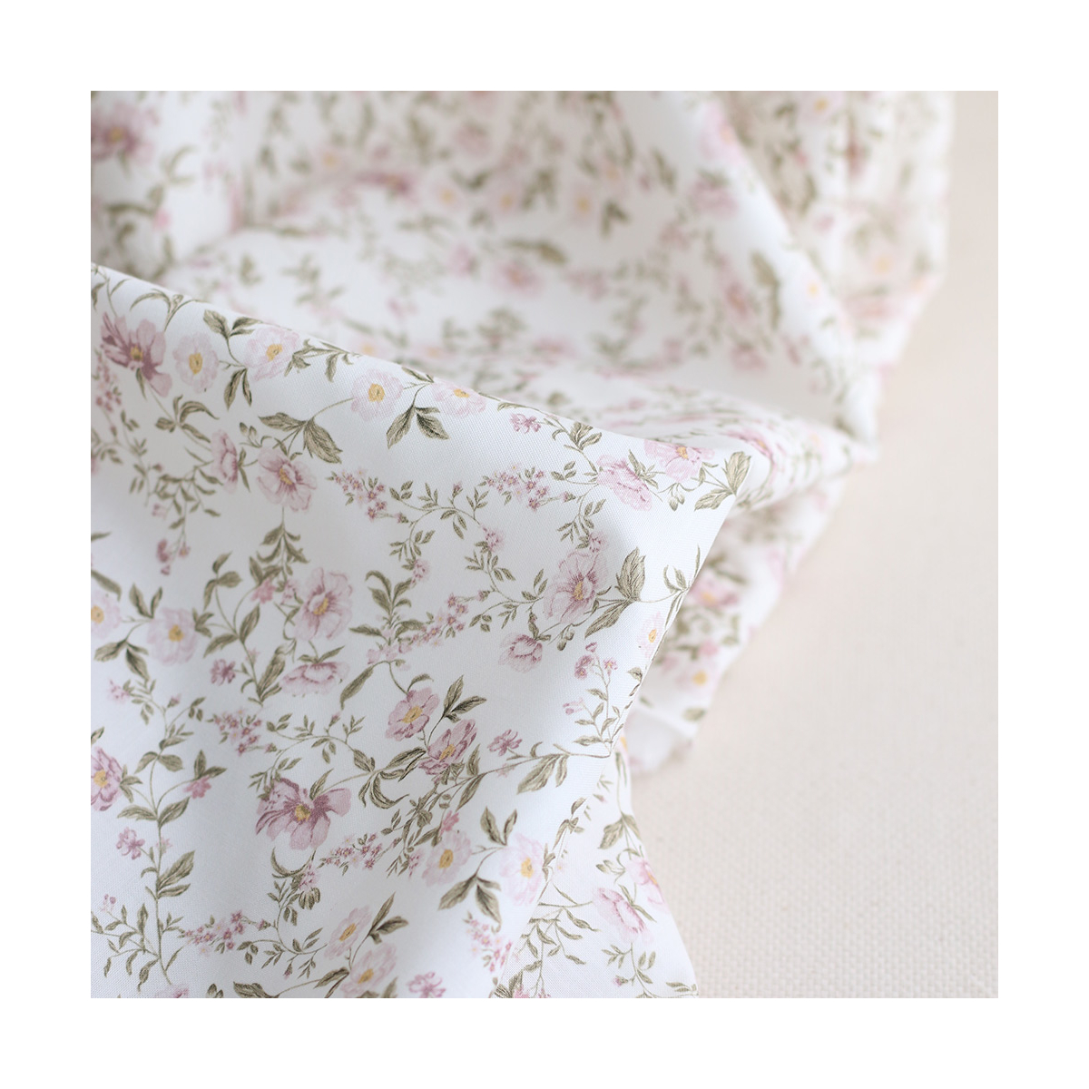 Romy - Popeline douce coton organique fond ivoire imprimé fleuri