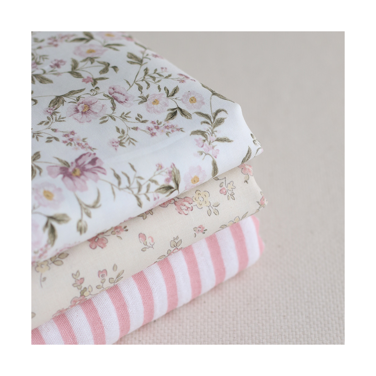 Romy - Popeline douce coton organique fond ivoire imprimé fleuri