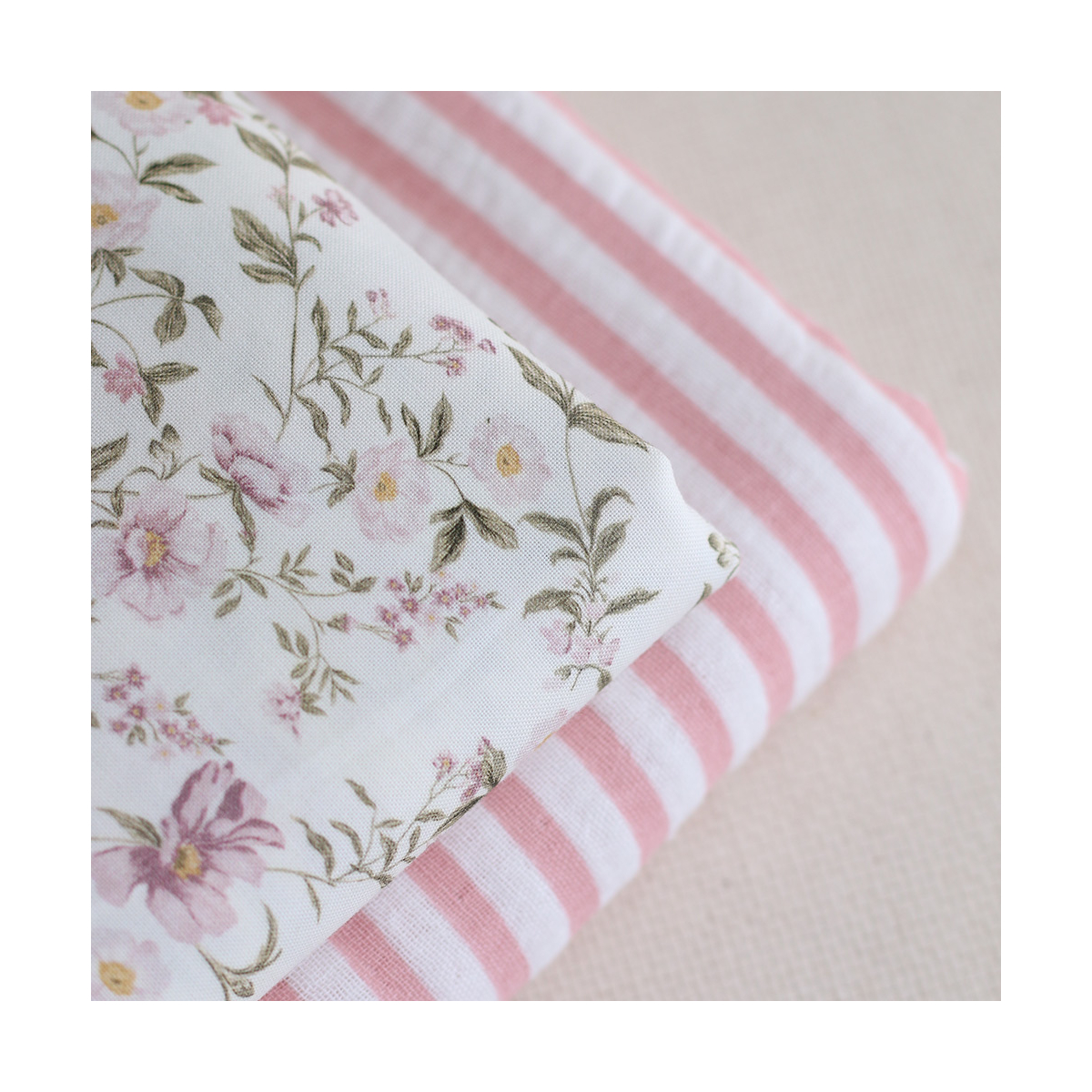 Romy - Popeline douce coton organique fond ivoire imprimé fleuri