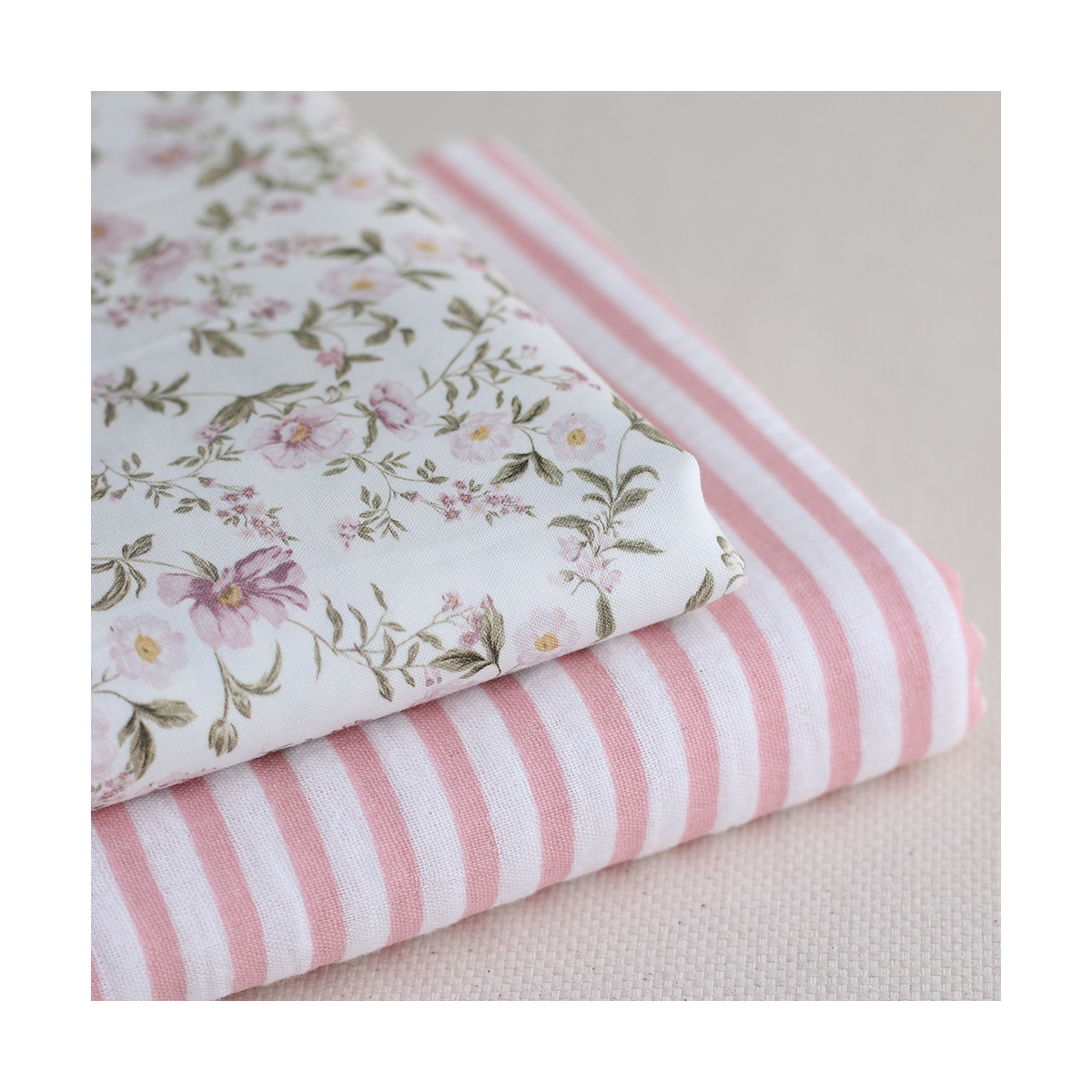 Romy - Popeline douce coton organique fond ivoire imprimé fleuri