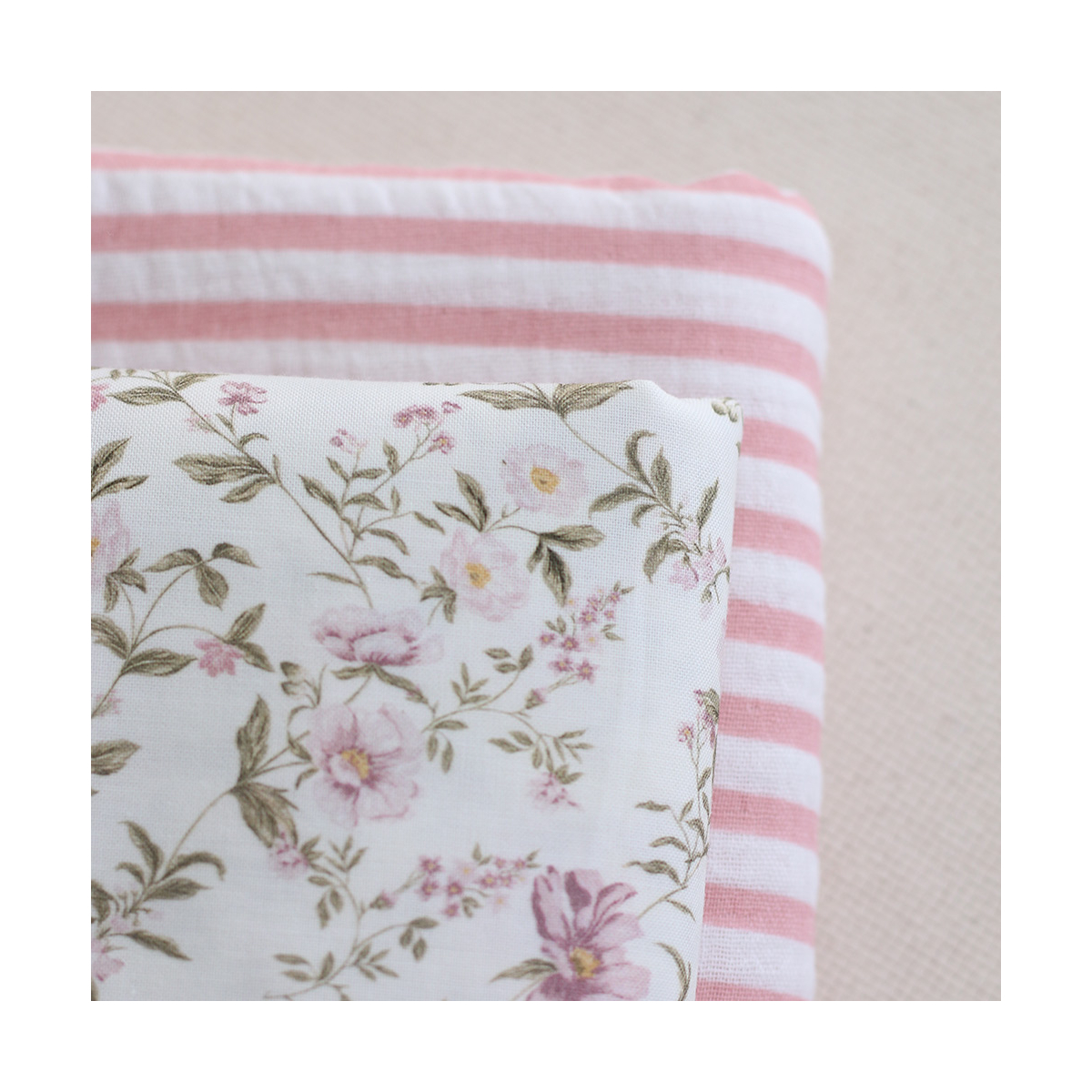 Romy - Popeline douce coton organique fond ivoire imprimé fleuri