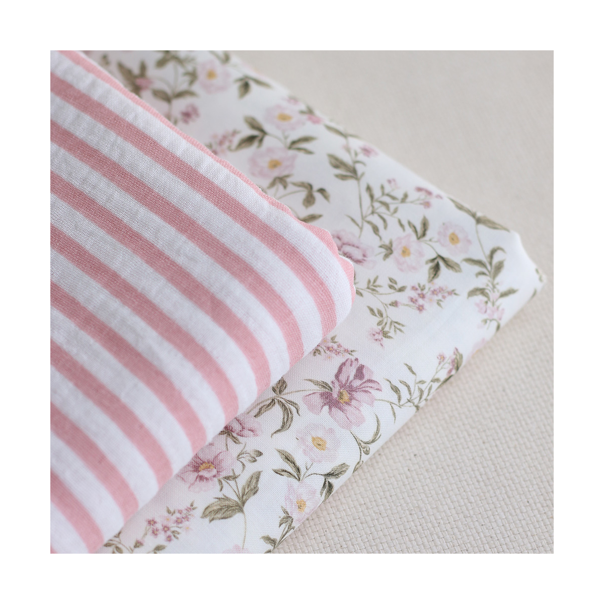 Romy - Popeline douce coton organique fond ivoire imprimé fleuri