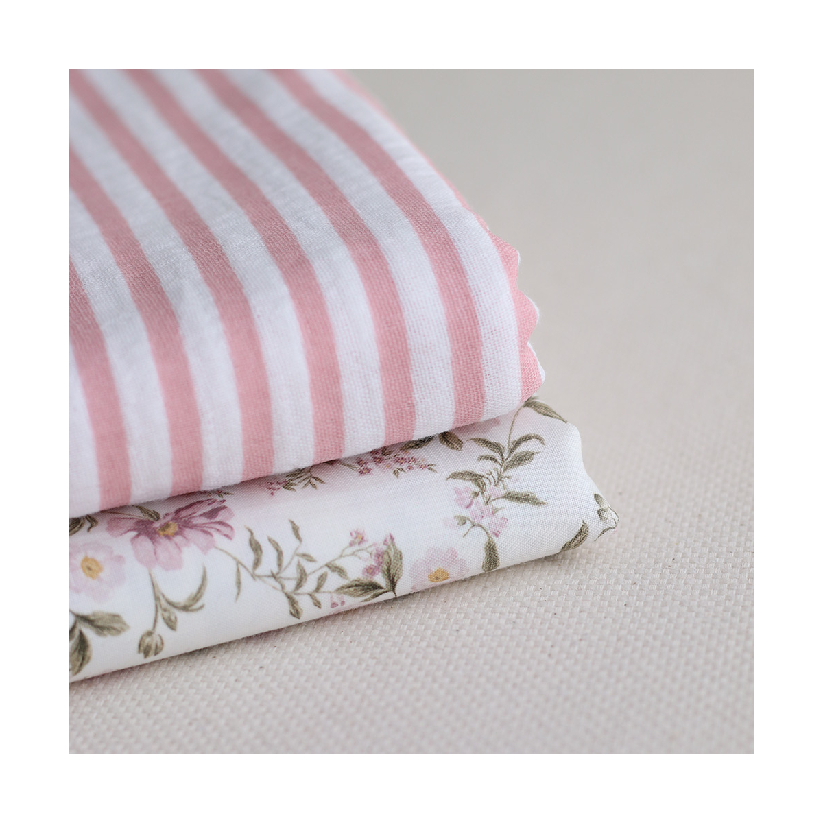 Romy - Popeline douce coton organique fond ivoire imprimé fleuri