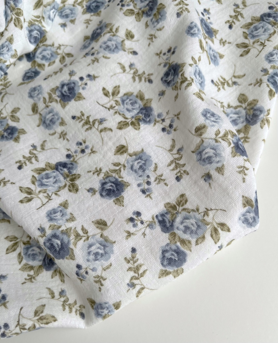 Diana - Double gaze de coton motif rose fanées bleu / vert Tissus issus de l'agriculture biologique  - 2