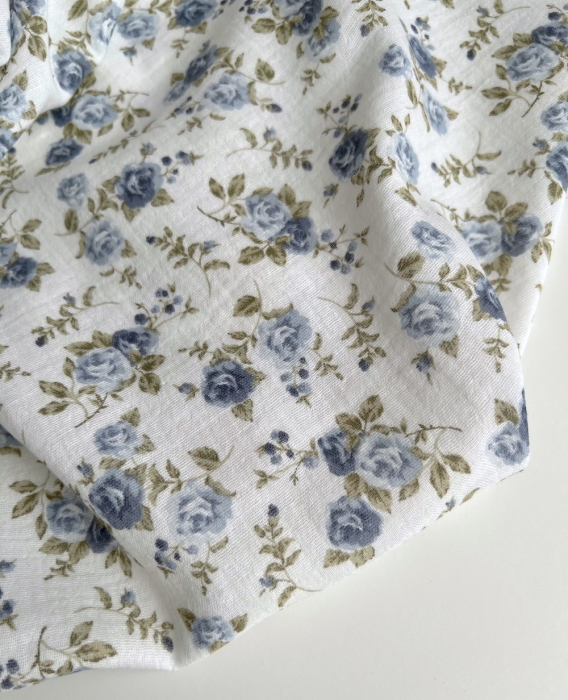 Diana - Double gaze de coton motif rose fanées bleu / vert Tissus issus de l'agriculture biologique  - 2