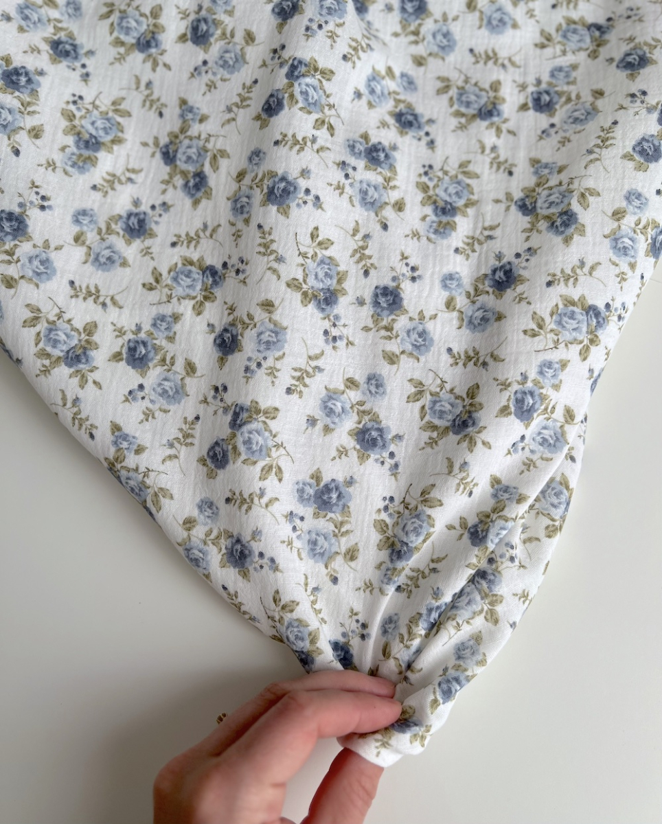 Diana - Double gaze de coton motif rose fanées bleu / vert Tissus issus de l'agriculture biologique  - 5