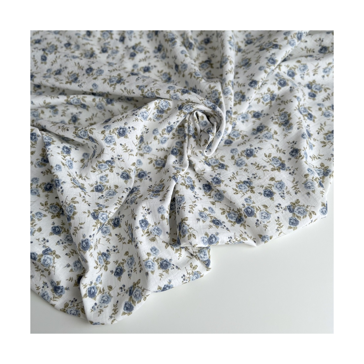 Diana - Double gaze de coton motif rose fanées bleu / vert Tissus issus de l'agriculture biologique  - 1