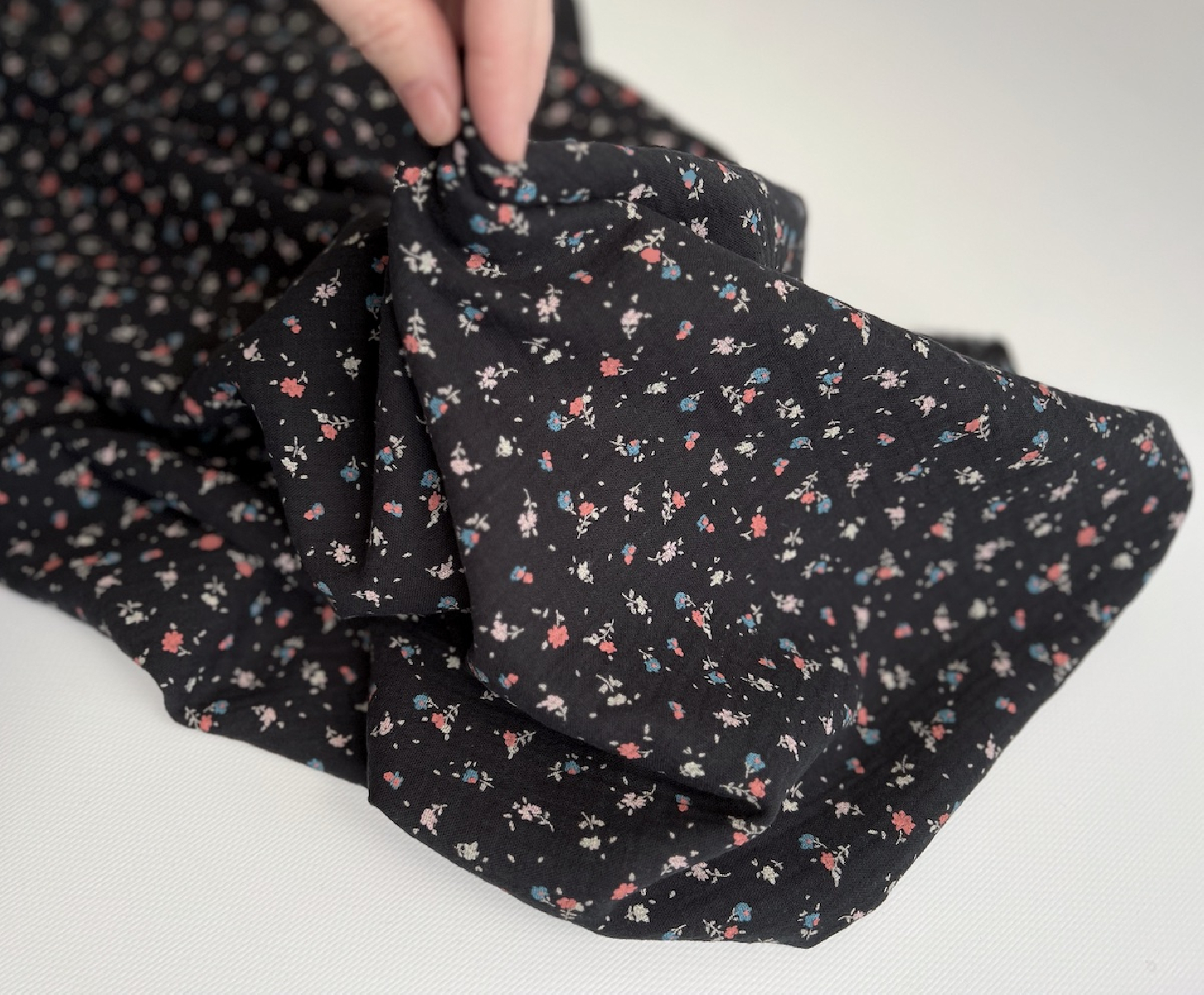 Double gaze de coton BIO anthracite motif fleuri Tissus issus de l'agriculture biologique  - 3