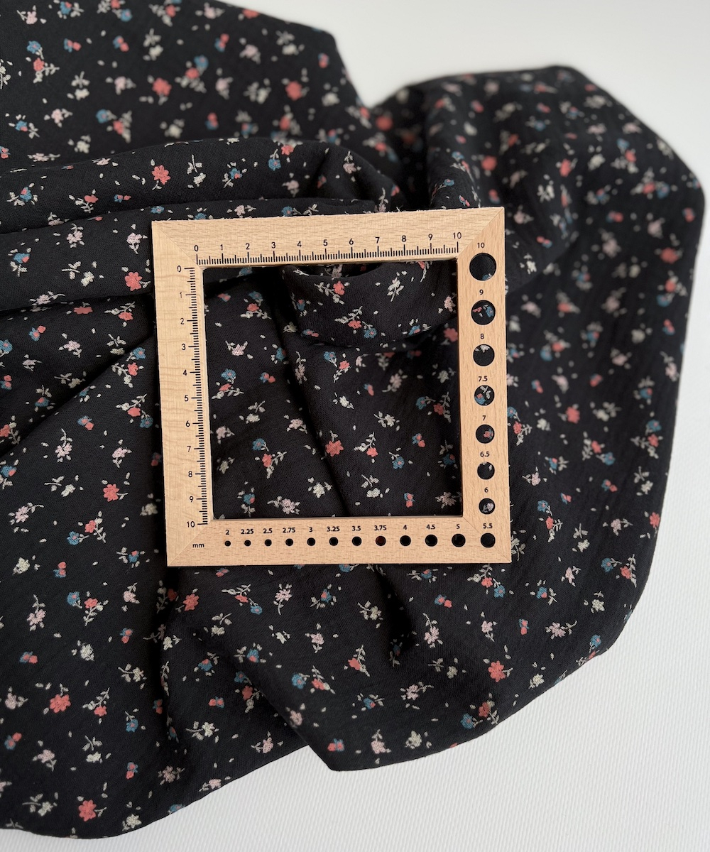 Double gaze de coton BIO anthracite motif fleuri Tissus issus de l'agriculture biologique  - 4