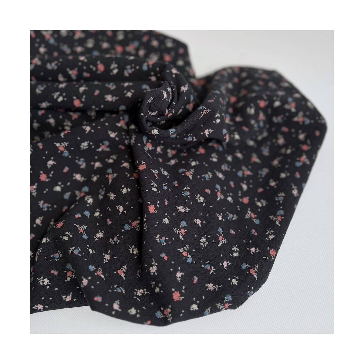 Double gaze de coton BIO anthracite motif fleuri Tissus issus de l'agriculture biologique  - 1