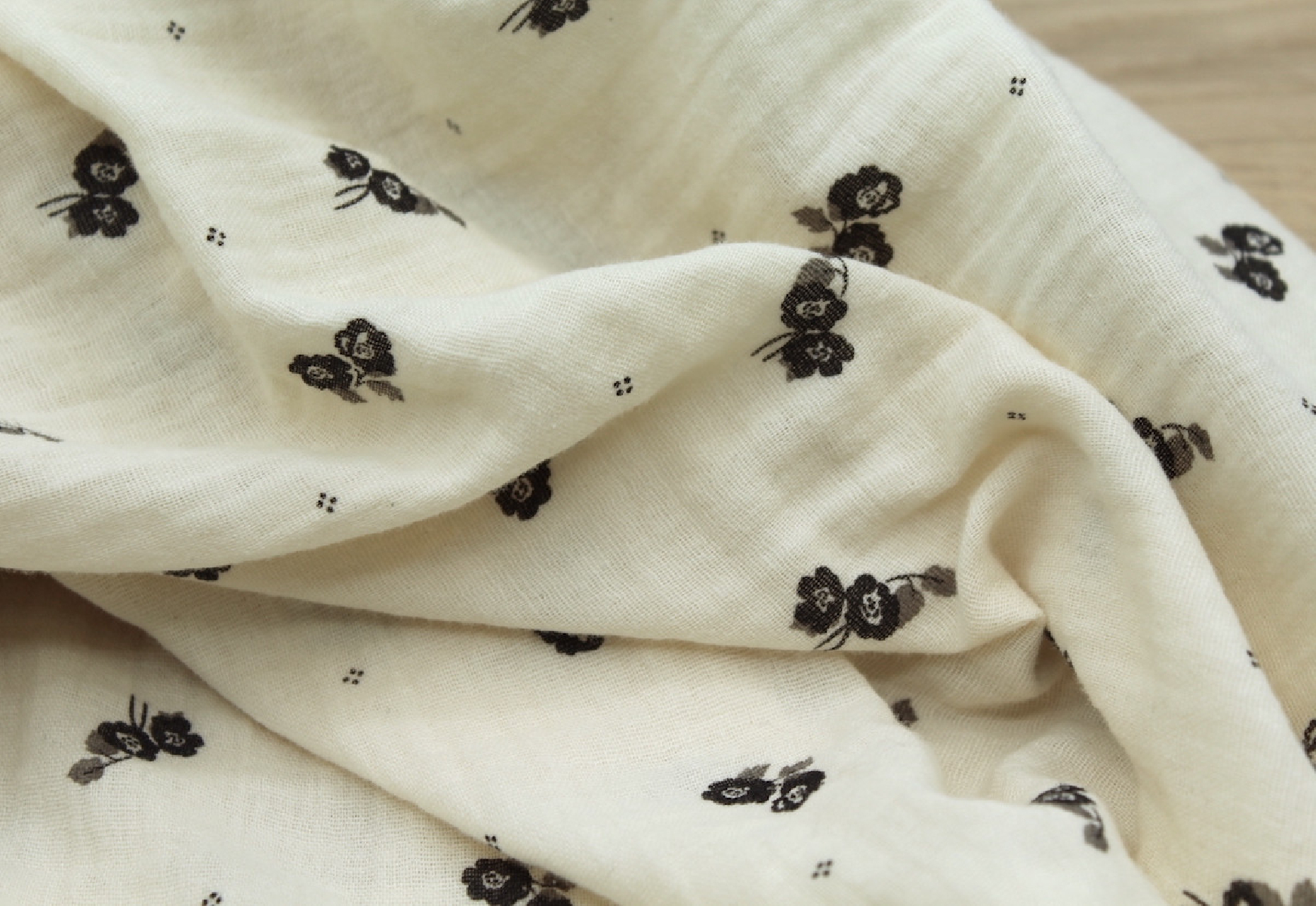 Hana - Double gaze de coton BIO écru motif exclusif Ebène