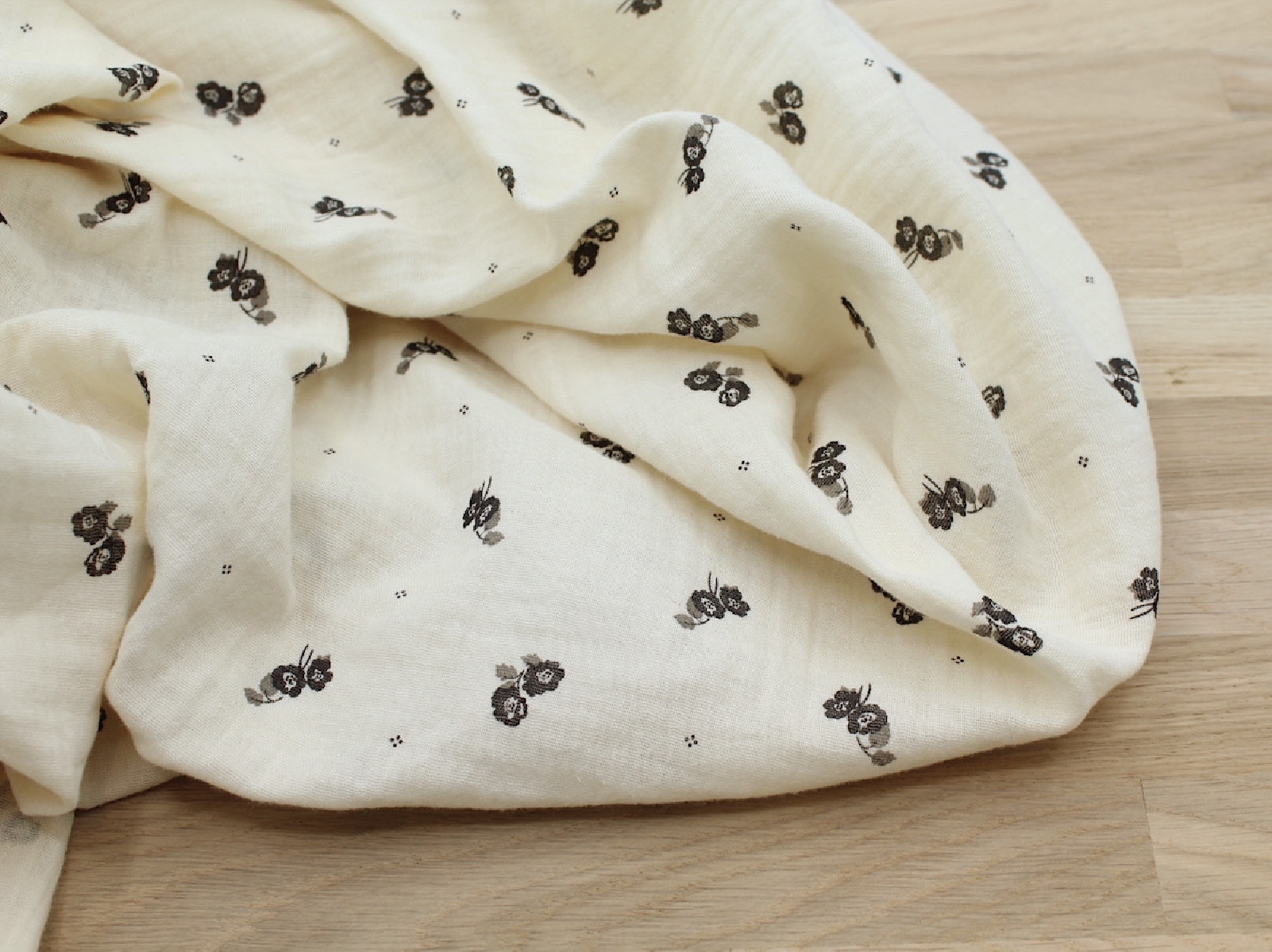 Hana - Double gaze de coton BIO écru motif exclusif Ebène