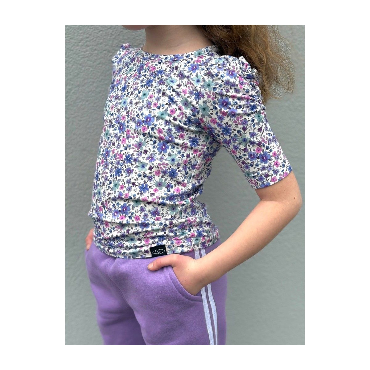 Jersey de coton fleurs denses fond brun foncé