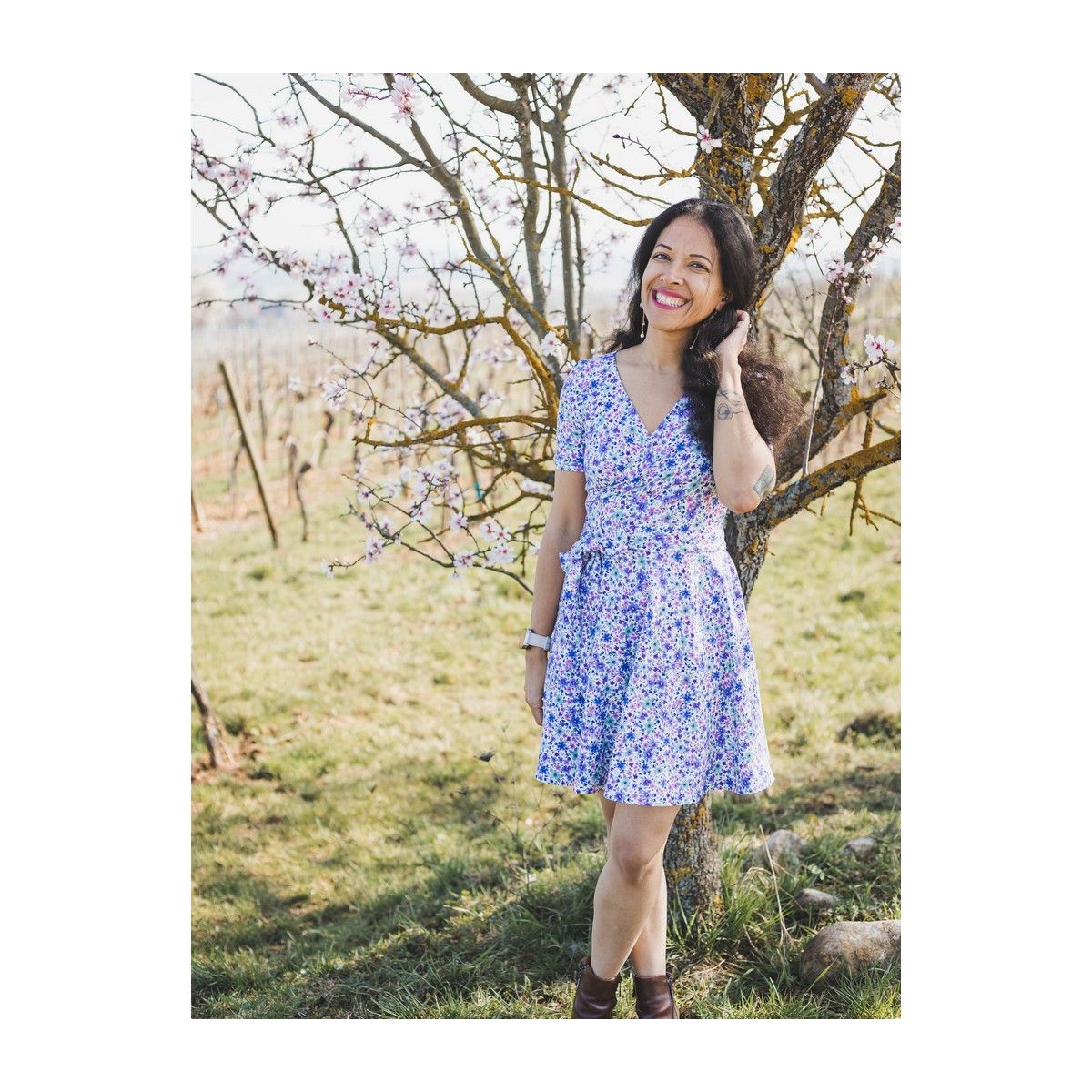 Jersey de coton fleurs denses fond brun foncé