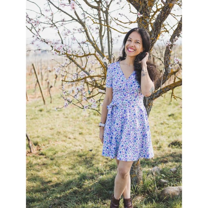 Jersey de coton petites fleurs espacées fond brun foncé