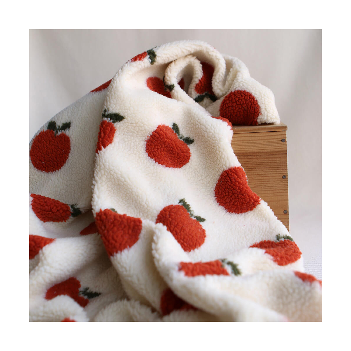 Teddy / moumoute bouclé fond écru motif pommes