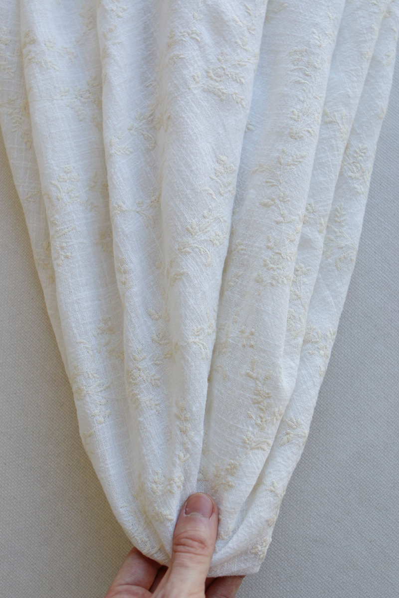 Gaze de coton BIO blanc lait broderie anglaise écru