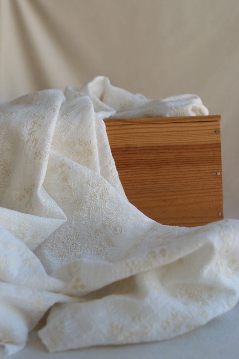 Gaze de coton BIO blanc lait broderie anglaise écru