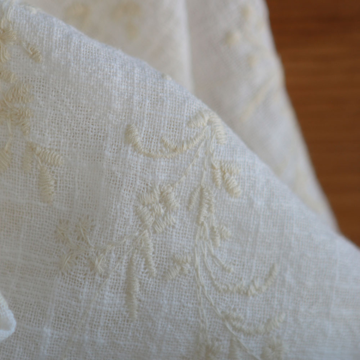 Gaze de coton BIO blanc lait broderie anglaise écru