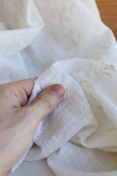 Gaze de coton BIO blanc lait broderie anglaise écru