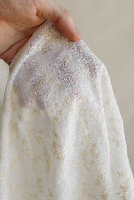 Gaze de coton BIO blanc lait broderie anglaise écru