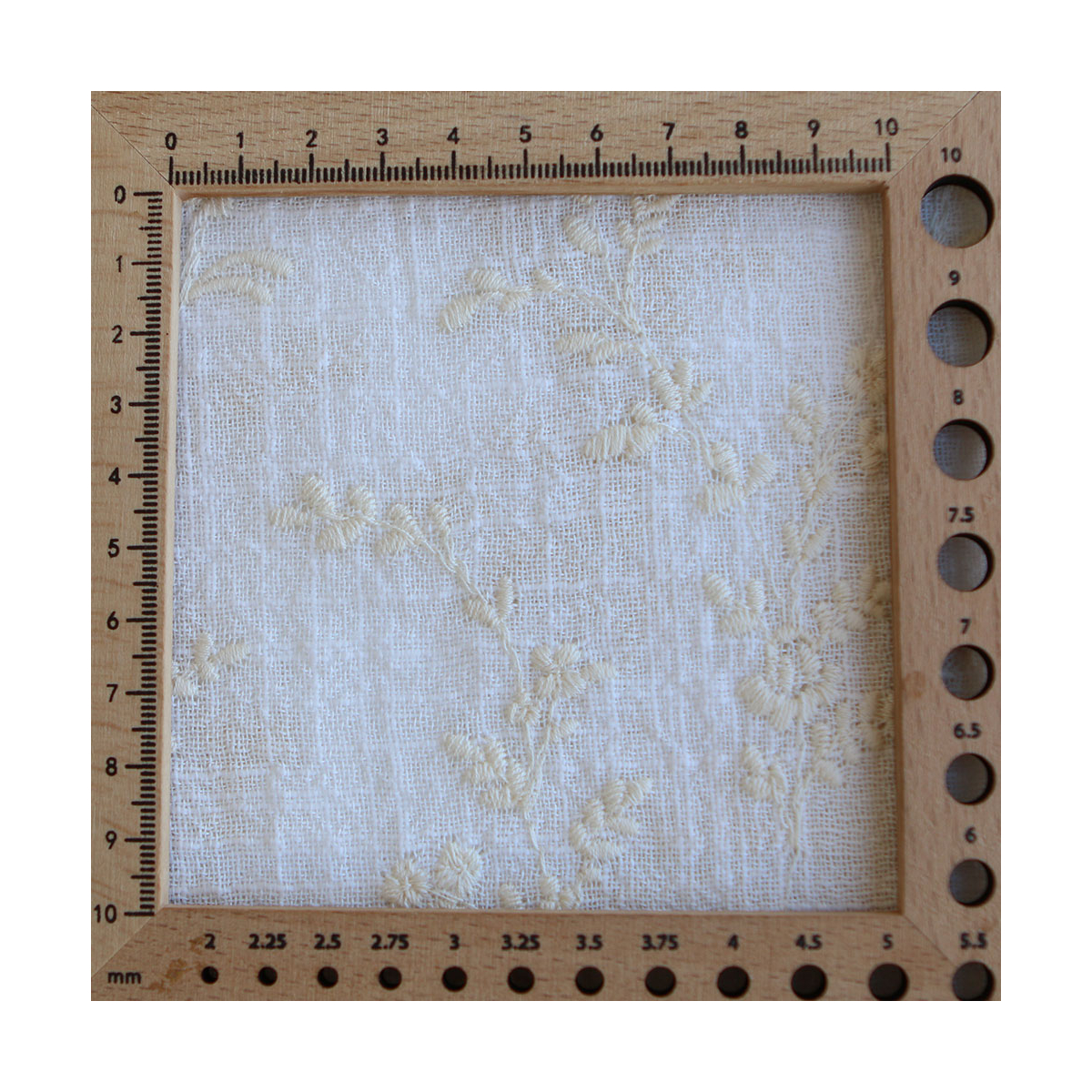 Gaze de coton BIO blanc lait broderie anglaise écru