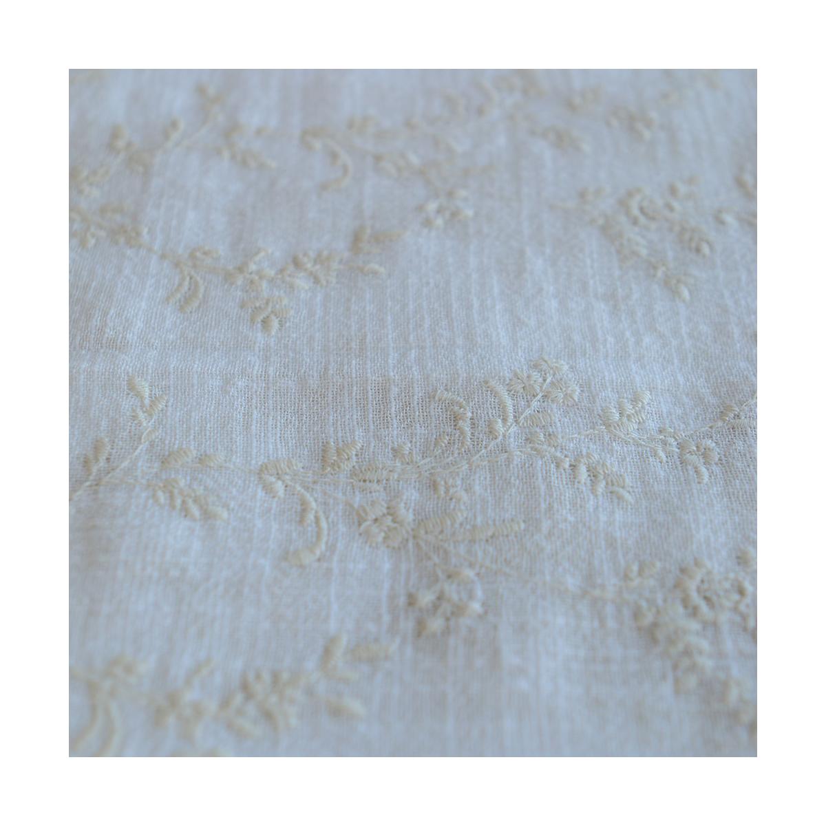 Gaze de coton BIO blanc lait broderie anglaise écru