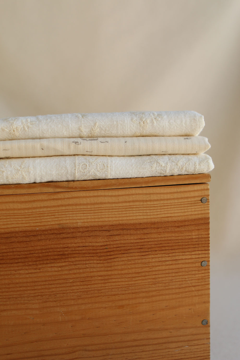 Gaze de coton BIO blanc lait broderie anglaise écru