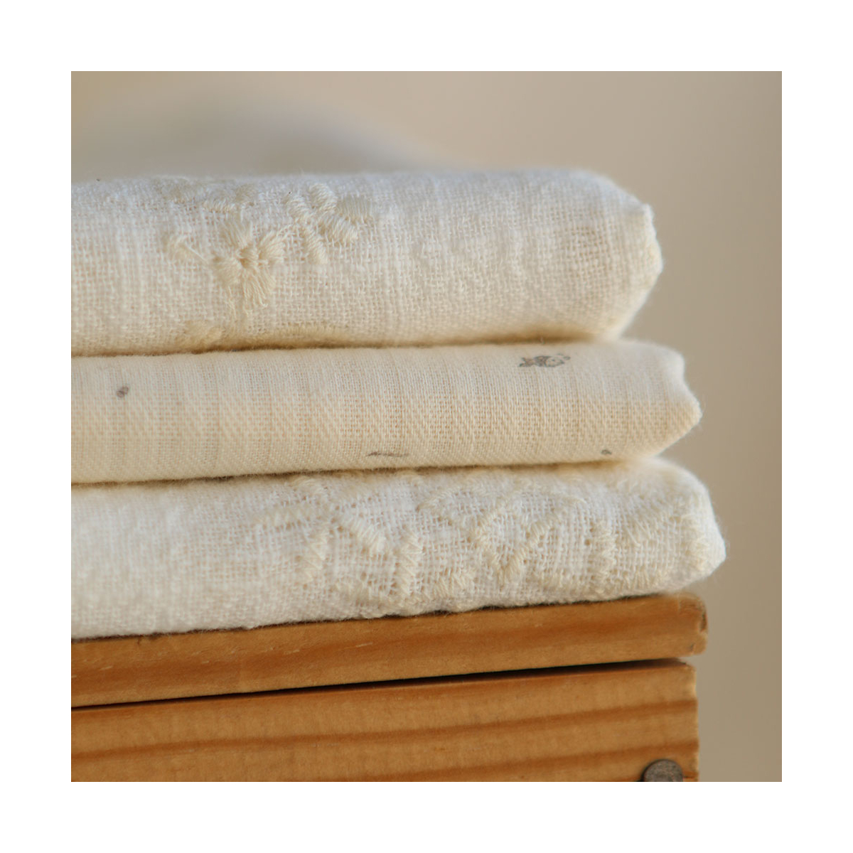 Gaze de coton BIO blanc lait broderie anglaise écru