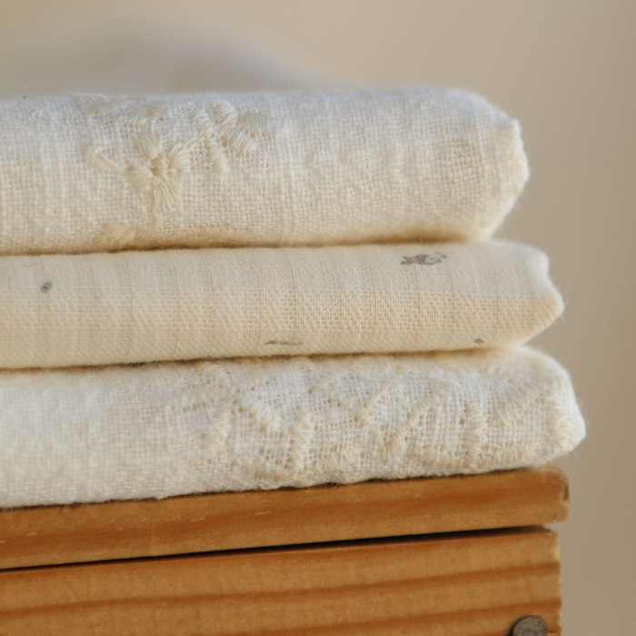 Gaze de coton BIO blanc lait broderie anglaise écru