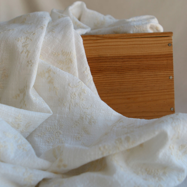 Gaze de coton BIO blanc lait broderie anglaise écru