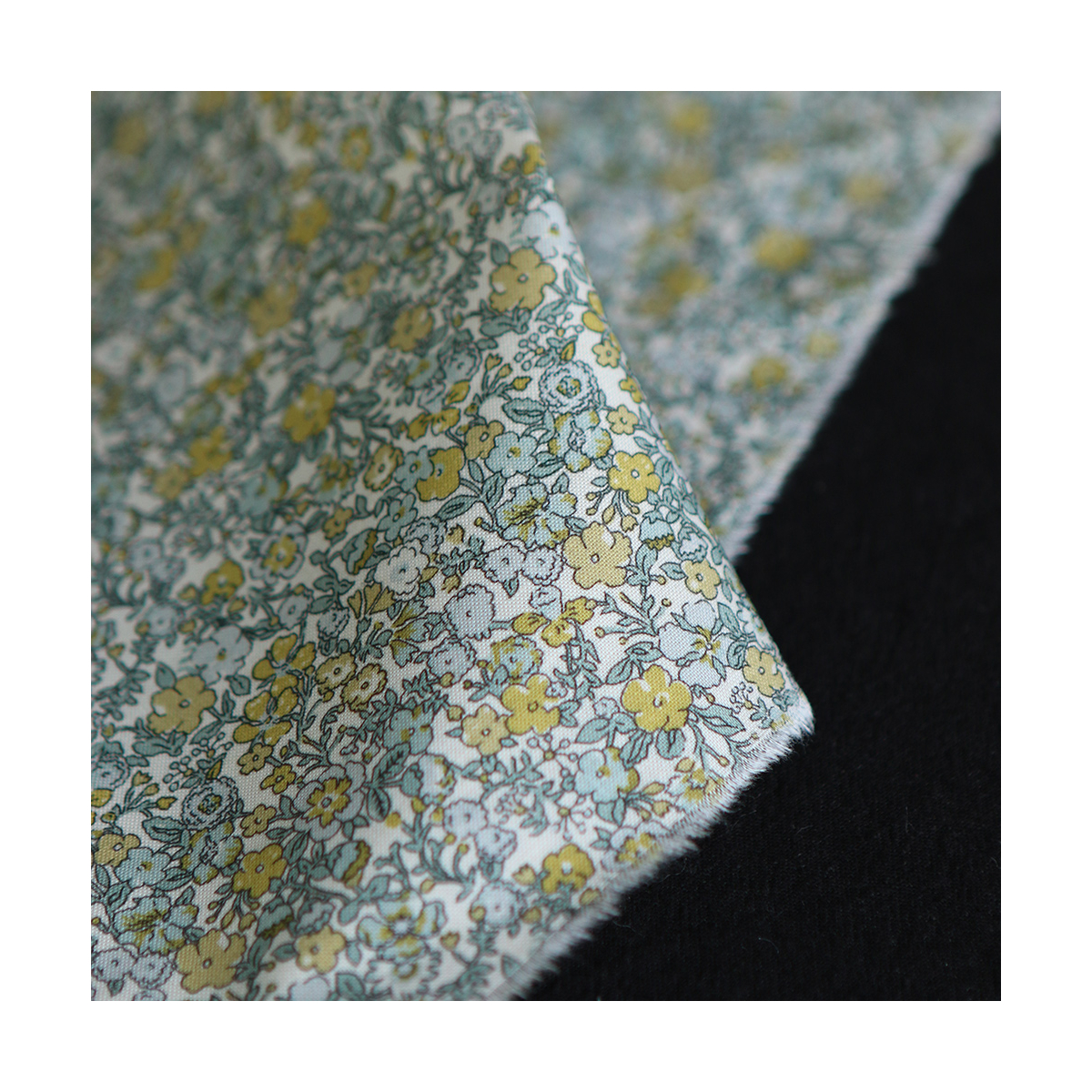 Eleanore - Popeline douce coton organique fond ivoire fleuri vert et jaune