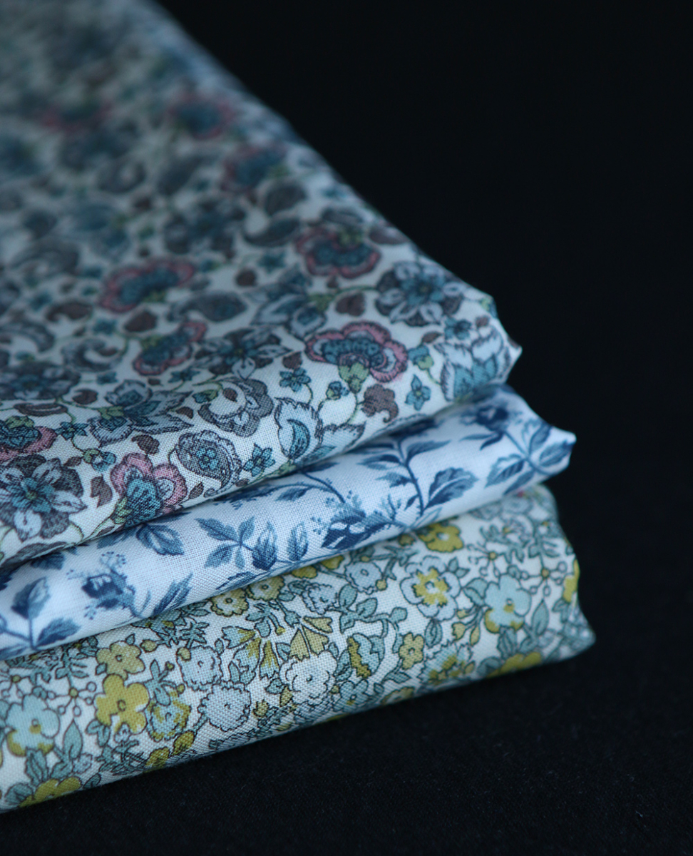 Eleanore - Popeline douce coton organique fond ivoire fleuri vert et jaune