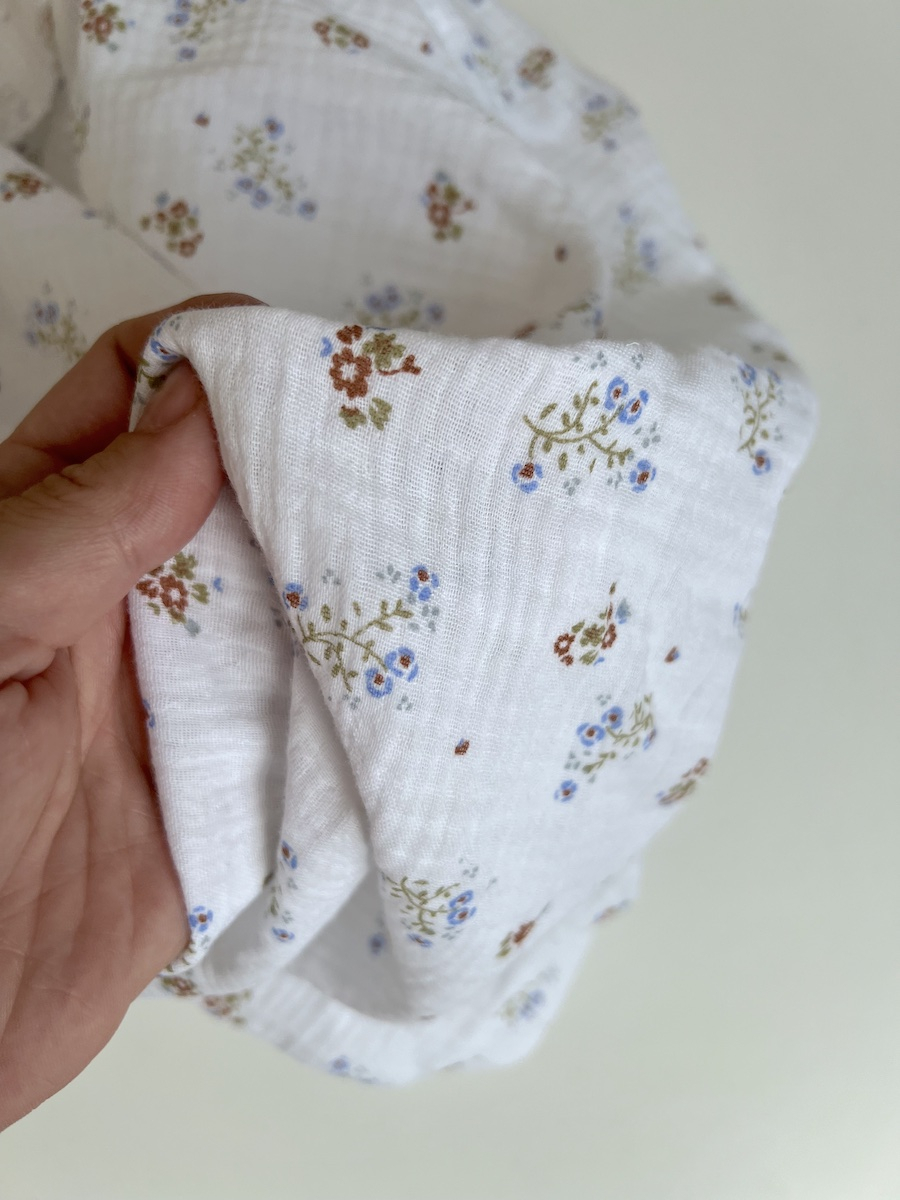 Double gaze de coton Zoli blanc fleuri bleu marron vert