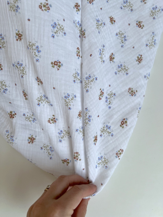 Double gaze de coton Zoli blanc fleuri bleu marron vert