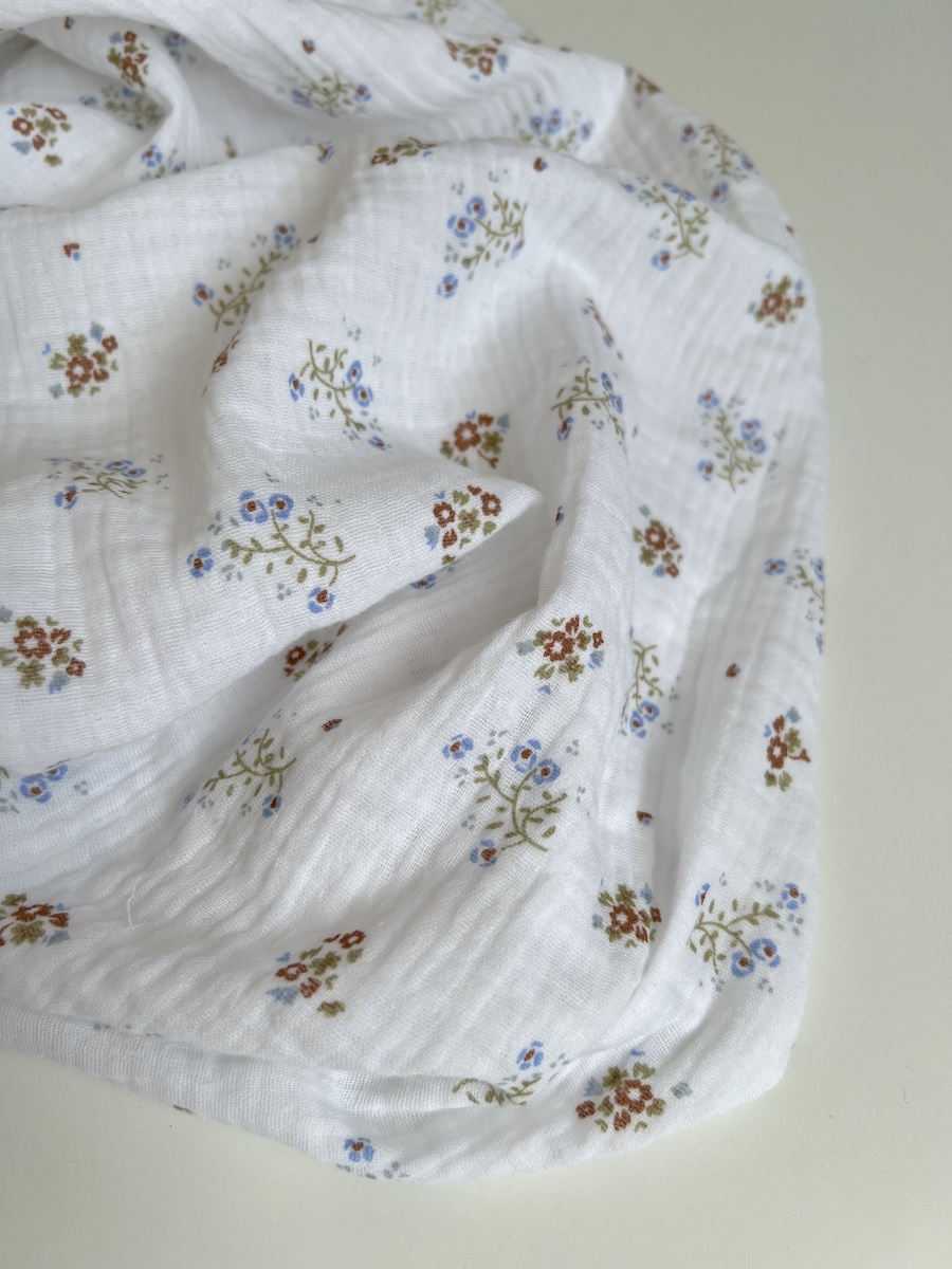 Double gaze de coton Zoli blanc fleuri bleu marron vert