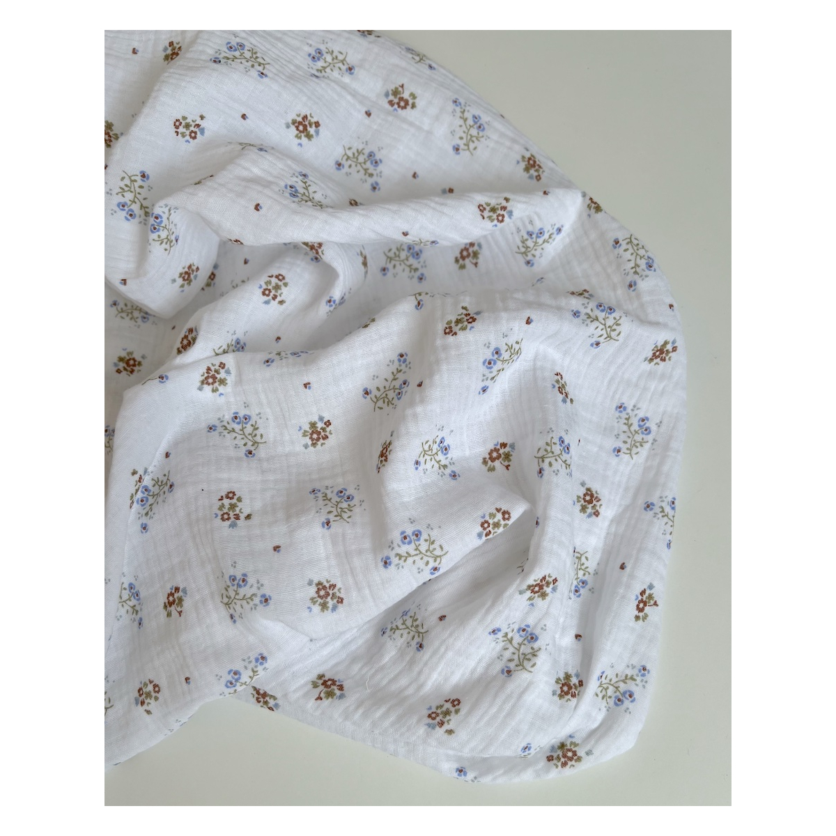 Double gaze de coton Zoli blanc fleuri bleu marron vert